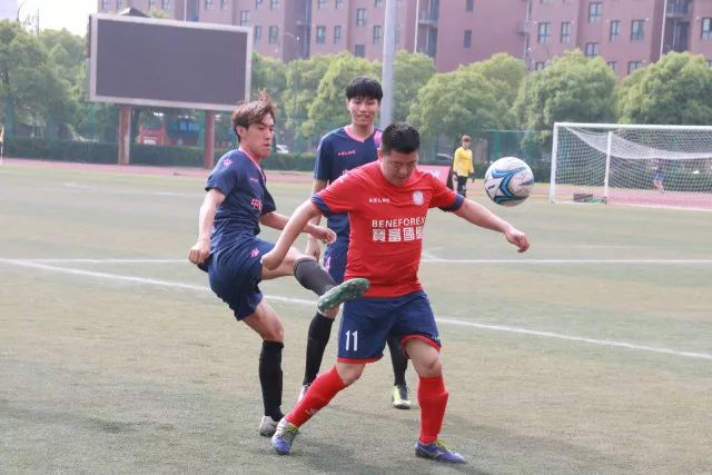 上海男篮重磅续约核心阵容 新赛季冲冠步伐稳健